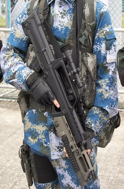 Súng trường tiến công QBZ-95 được Trung Quốc phát triển nhằm thay thế cho mẫu súng trường tiến công Type 56 và các phiên bản của nó được trang bị cho Quân đội Trung Quốc. QBZ-95 sử dụng cỡ đạn tiêu chuẩn là 5,8mm, có tầm bắn hiệu quả là 600m. Tốc độ bắn của QBZ-95 là 650 phút/viên với sơ tốc đầu đạn là 930m/s.