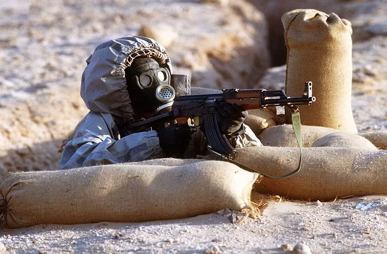 AK-47 là mẫu súng trường tấn công mạnh mẽ, sử dụng cỡ đạn tiêu chuẩn 7,62mm của Liên Xô với tầm hiệu quả ở khoảng cách 350m và tầm bắn tối đa là 1.000m. Tốc độ bắn trên lý thuyết của AK-47 có thể đạt tới 600 viên/phút với sơ tốc đầu đạn là 715m/s. Nguyên lý hoạt động của AK-47 khá đơn giản và không đòi hỏi người sử dụng quá hiểu am hiểu về vũ khí, bên cạnh đó nó lại ít đòi hỏi bảo dưỡng thường xuyên trong quá trình sử dụng và với giá thành rẻ hơn nhiều so với vũ khí Mỹ.
