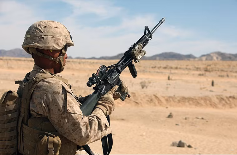 2. M-16: là mẫu súng trường tiến công tiêu chuẩn có lịch sử phát triển dài nhất của Quân đội Mỹ, nó được thiết kế dựa trên mẫu súng trường tiến công AR-15. Quân đội Mỹ chính thức đưa M-16 vào biên chế chính thức vào năm 1965 tại chiến trường Việt Nam, mặc dù được giới tướng lính Mỹ lúc đó ca ngợi là mẫu mẫu súng trường của tương lai nhưng trên thực tế trên chiến trường M-16 lại không hoàn hảo như quảng cáo.