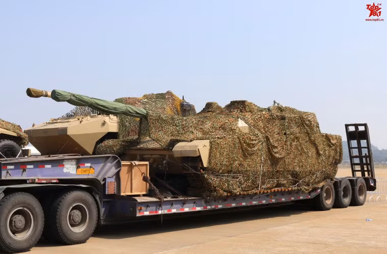 Xe tăng chiến đấu chủ lực VT-4 được phát triển dựa trên mẫu tăng Type 99 phục vụ cho mục đích xuất khẩu. Xe được trang bị pháo nòng trơn 125mm tích hợp khả năng phóng tên lửa chống tăng qua nòng (tầm bắn 5.000m), có hệ thống nạp đạn tự động cho tốc độ bắn 8 phát/phút.