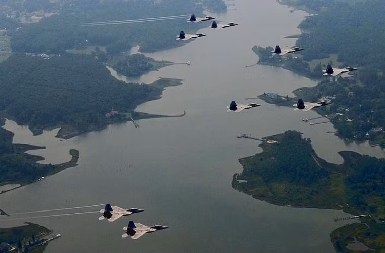 Tiêm kích đa năng tàng hình F-22 - "quái thú" bay của Không quân Mỹ với tính năng có "1-0-2".