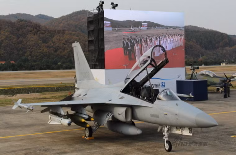 F/A-50 có khả năng mang đến 4,5 tấn vũ khí gồm: tên lửa không đối không tầm ngắn AIM-9; tên lửa không đối đất AGM-65; bom dẫn đường JDAM, bom không điều khiển Mk82; rocket 70mm.