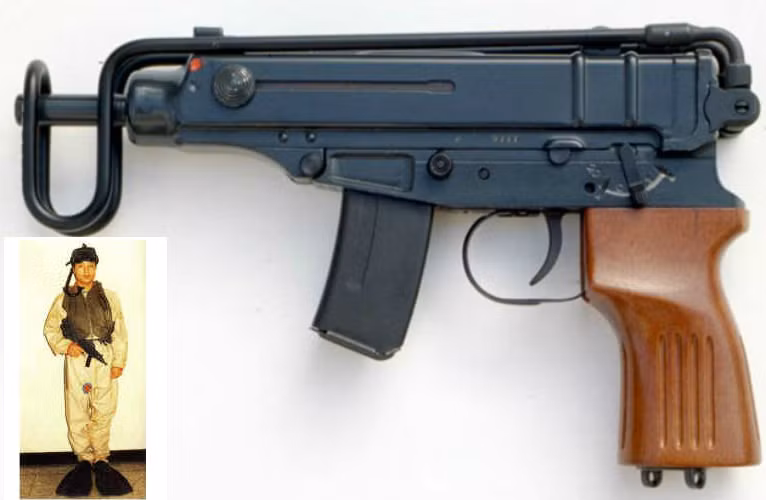  Tiểu liên nhỏ gọn Vz.61 Scorpion của Tiệp Khắc được Triều Tiên nội địa hóa và phát triển thêm bộ phận giảm thanh, cũng là trang bị cho các lực lượng đặc biệt. Ảnh nhỏ: Mô tả người nhái biệt kích miền Bắc với Vz.61 tại bảo tàng Seoul. 
