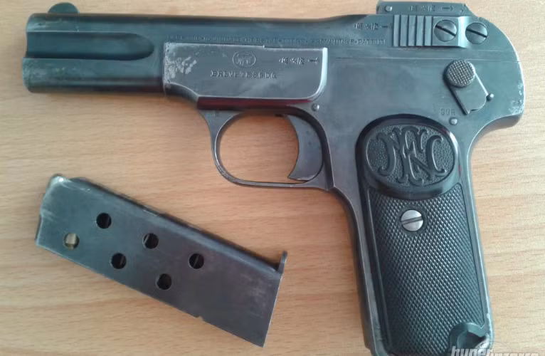  Dựa trên mẫu Browning 1900, Triều Tiên sản xuất Type 64. Súng dài 171 mm, nặng 0,624 kg, sơ tốc đầu đạn 290m/s, dùng đạn 7,65x17 mm, hộp tiếp đạn 7 viên. 