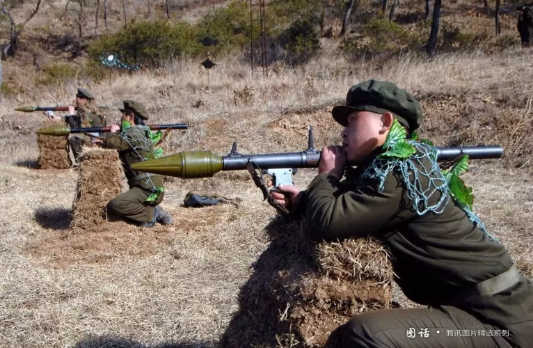  Sau chiến tranh, Triều Tiên bắt đầu được Liên Xô viện trợ súng chống tăng RPG-2 (Trung Quốc sao chép thành Type 56). Hiện nay, RPG-2 được dùng bởi dân quân RKKG. 