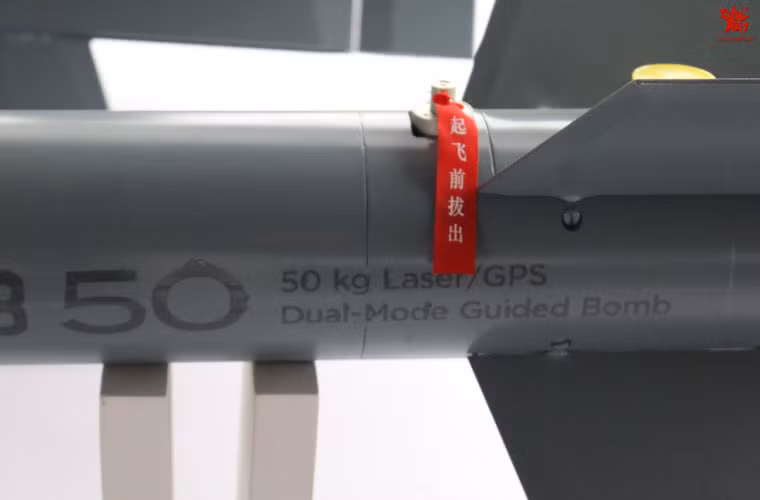 Mô hình bom dẫn đường 50kg 2 chế độ (lade và GPS) đã được lắp vào khu vực trung bày.