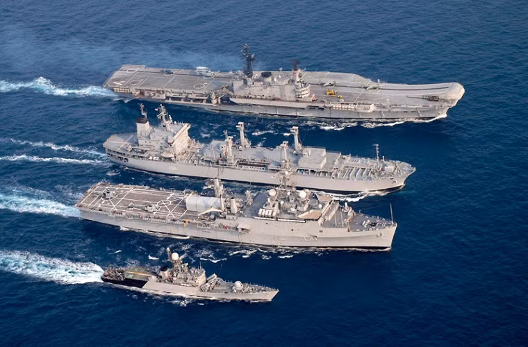 HMS Hermes có lượng giãn nước tối đa là 28.000 tấn, dài 236m, tốc độ 28 hải lý/h và có phạm vi hoạt động là 13.000km. Hệ thống vũ khí chính của Hermes gồm: 10 hải pháo Bofors 40mm và hai bệ phóng tên lửa phòng không tầm ngắn Sea Cat. Tàu có thể mang theo tối đa 40 chiếc máy bay các loại cùng với thủy thủ đoàn gồm 2.100 người.