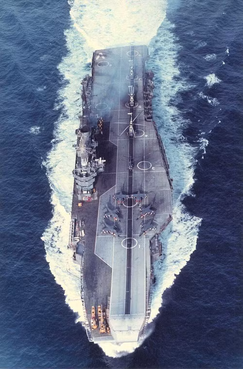 HMS Hermes: là tàu sân bay cuối cùng thuộc lớp Centaur của Hải quân Hoàng gia Anh, nó phục vụ từ năm 1956 đến năm 1984. Đến năm 1987 Hermes được chính phủ Anh bán cho Ấn Độ và nó vẫn hoạt động trong Hải quân Ấn Độ cho đến ngày nay với cái tên mới là INS Viraat.