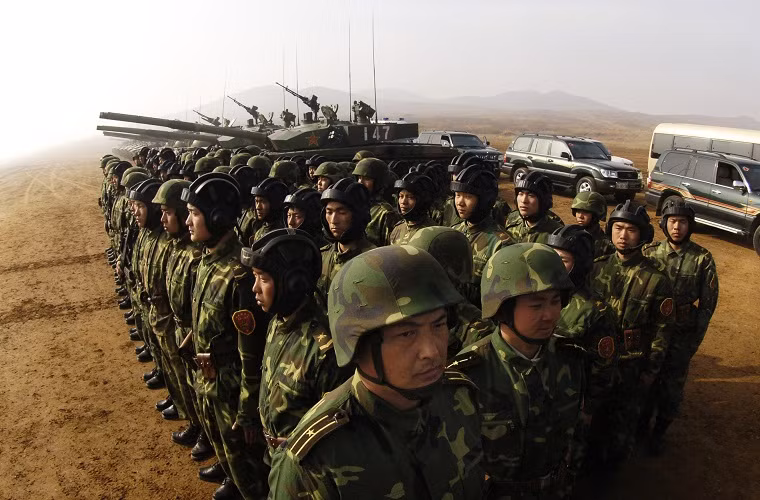 Trung Quốc: đây là quốc gia có tiềm lực quân sự đứng thứ hai thế giới chỉ sau Mỹ và là nước sở hữu lực lượng vũ trang mạnh nhất của khu vực Châu Á với quân số lên tới 2.285.000 binh sĩ của cả ba quân chủng Hải, Lục và Không quân.