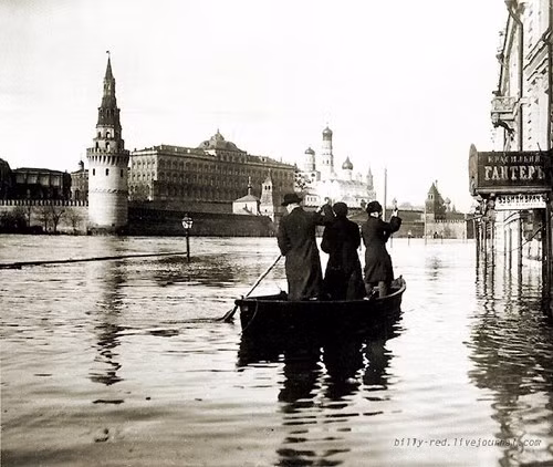 Do nằm cạnh sông Moscow, điện Kremly - trung tâm quyền lực của đế chế Nga - cùng bị ảnh hưởng bởi nước lụt. Ảnh: Livejournal.