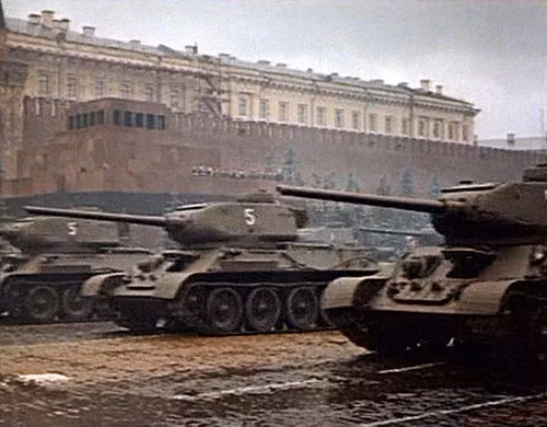 Nguyên soái Georgy Zhukov giám sát cuộc duyệt binh, trong khi nguyên soái Konstantin Rokossovsky là người chỉ huy. Lãnh đạo Liên Xô Joseph Stalin cùng các quan chức cấp cao đã theo dõi toàn bộ buổi lễ từ khán đài của Lăng Lenin. Ảnh: English Russia.