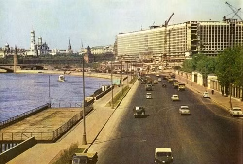 Khách sạn Russia - khách sạn lớn nhất Liên Xô đang được xây dựng. Ảnh: Murray Howe.