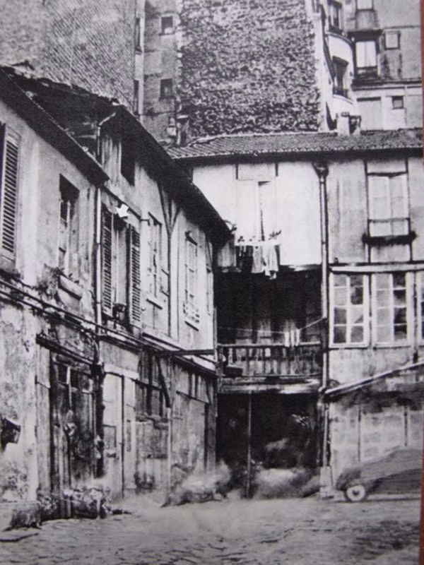 2. Giữa năm 1921, để tiện cho việc hoạt động cách mạng, Bác Hồ đã chuyển sang nơi ở mới là một gian buồng ở ngôi nhà số 9, ngõ Compoint, quận 17, Paris. Người đã ở căn nhà này từ ngày 14/07/1921 - 14/03/1923. Ảnh: Doanthanhnien.vn.