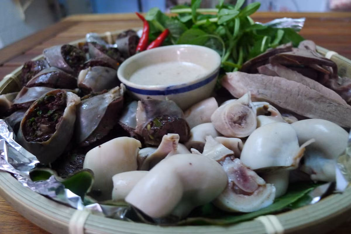 Dù được các chuyên gia ẩm thực đánh giá là món ngon và bổ dưỡng, nhưng người phương Tây nói chung thường coi lòng lợn là một món ăn kỳ dị, "khó nuốt". Ảnh: Ganhhangrong.com.