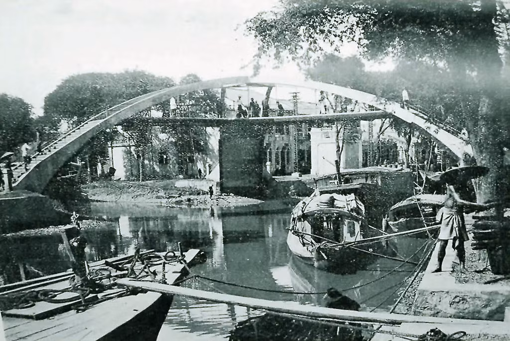 Đây là một cây cầu dành riêng cho người đi bộ, được công ty Brossard et Mopin xây dựng đầu thế kỷ 20. Cầu có tên tiếng Pháp là Pont des 3 arches, nhưng người dân quen gọi là cầu Ba Cẳng do hình dáng đặc biệt của nó. Ảnh: Flickr.