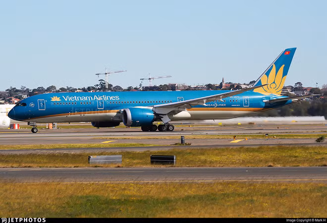 May bay Vietnam Airlines suyt ha canh khong co banh sau