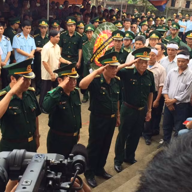 Bộ chỉ huy Biên phòng và các Phòng thuộc Bộ đội Biên phòng tỉnh Quảng Ninh phúng viếng Trung úy Đãi. Ảnh: Dân Việt.