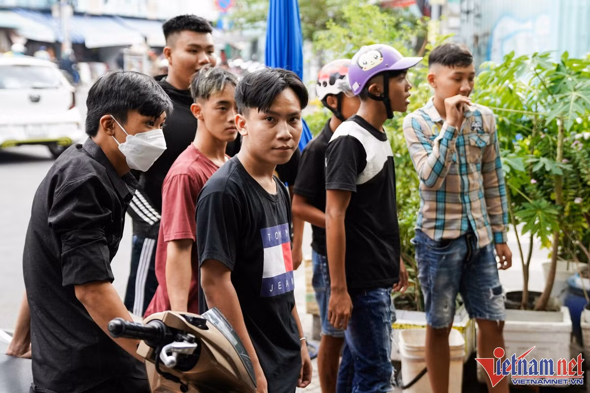 Từ 15h, hàng chục thanh niên có mặt tại vòng xoay Phùng Hưng (quận 5, TP.HCM) để chờ cướp đồ cúng (còn gọi là giật cô hồn).