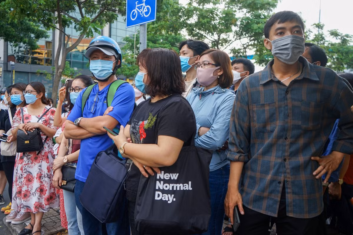 Tương tự, tại điểm thi trường THPT chuyên Lê Hồng Phong (phường 4, quận 5) cũng có nhiều phụ huynh đứng chờ thí sinh