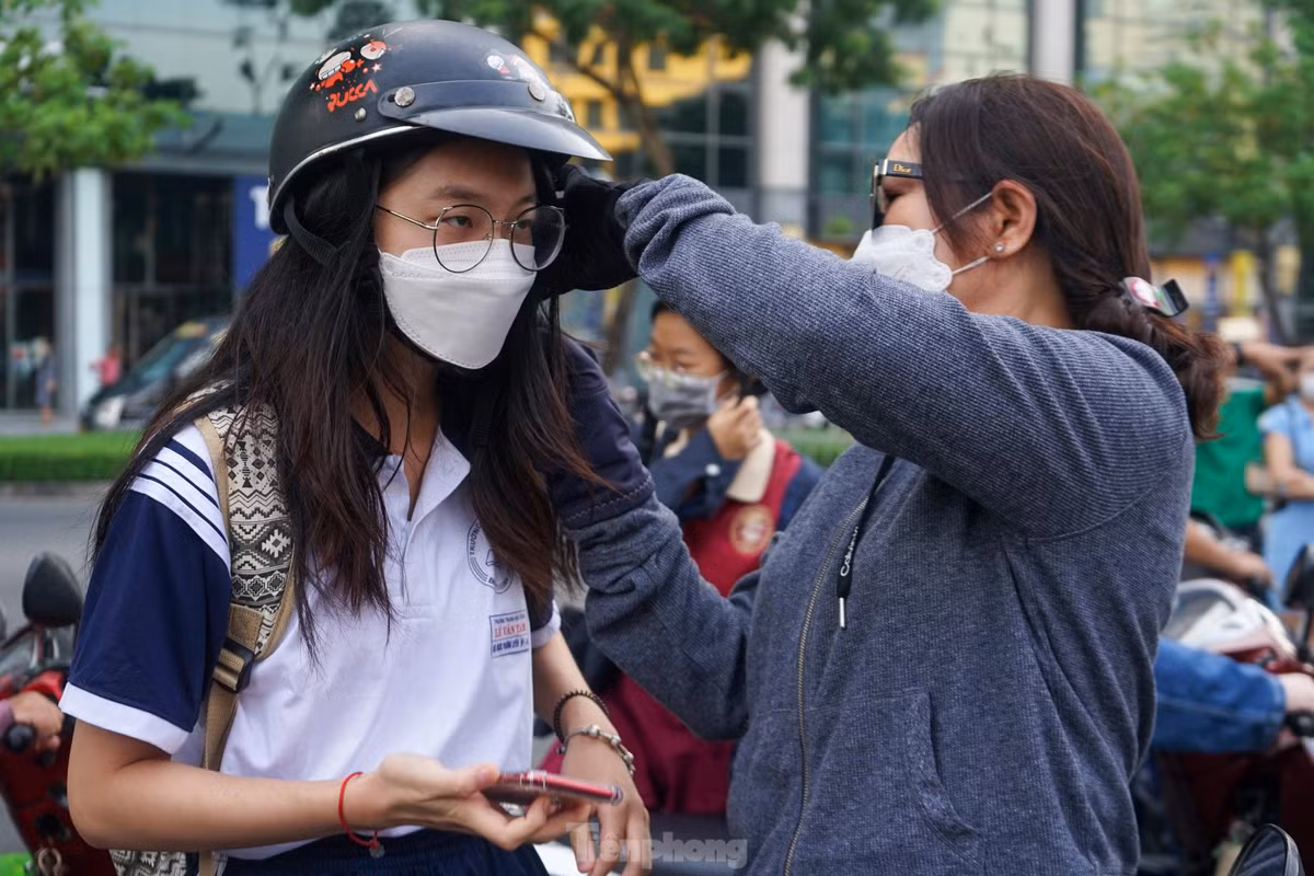 “Hôm qua tôi có nói con đi ngủ sớm nhưng thấy bé lo lắng, cứ lấy sách vở ra xem bài hoài. Sáng nay lại dậy sớm, sợ con không đủ tỉnh táo để thi. Gần đây có quán nước nhưng tôi đứng đây đợi luôn, sợ con cần hỗ trợ gì mà chạy ra không thấy mẹ thì tội”, chị Hạnh (ngụ quận 5) chia sẻ.