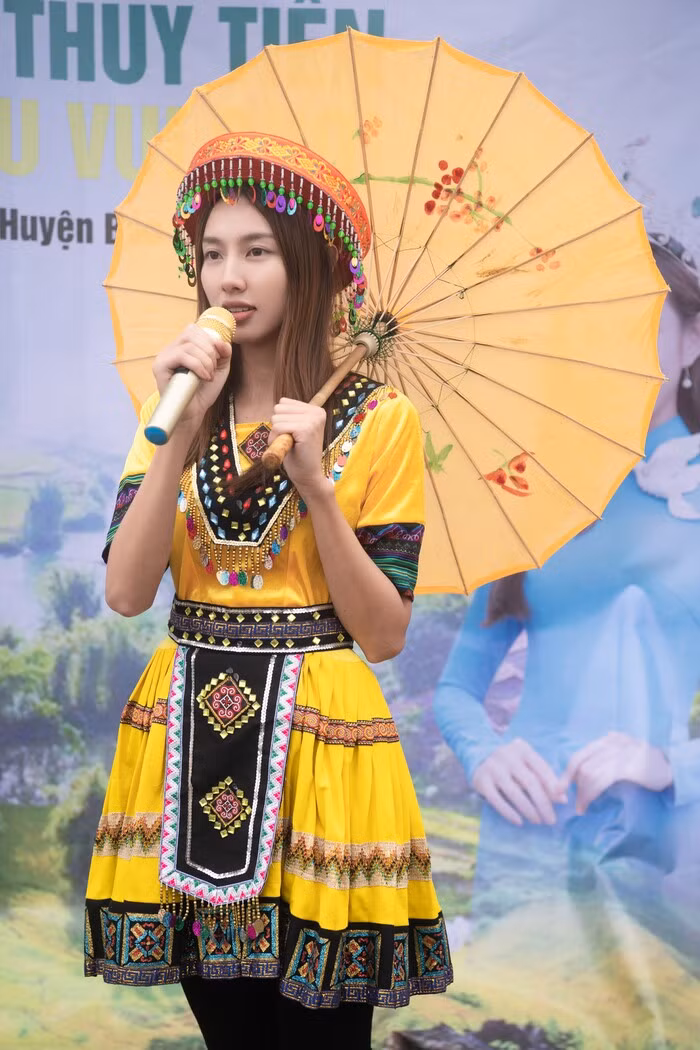 Hoa hậu Thùy Tiên lội bùn lên vùng cao tặng quà các em nhỏ - Hình 8 Hoa hau Thuy Tien loi bun len vung cao tang qua cac em nho-Hinh-8