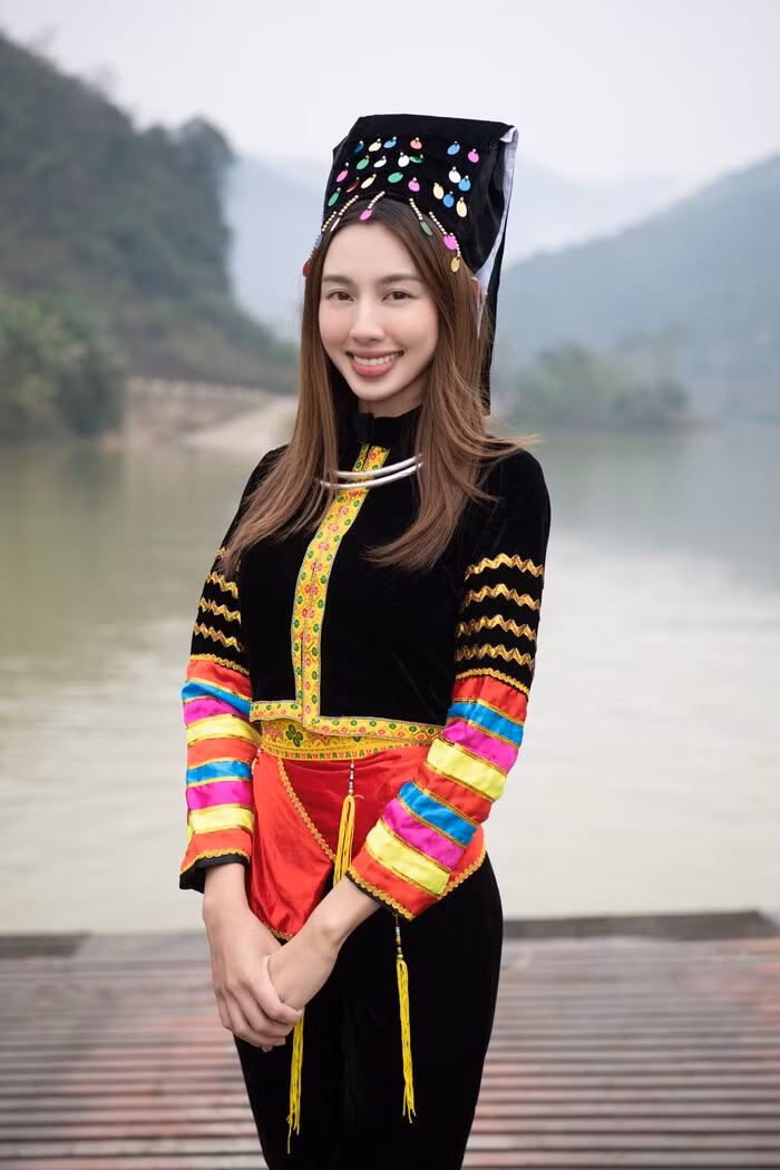 Hoa hậu Thùy Tiên lội bùn lên vùng cao tặng quà các em nhỏ - Hình 10 Hoa hau Thuy Tien loi bun len vung cao tang qua cac em nho-Hinh-10