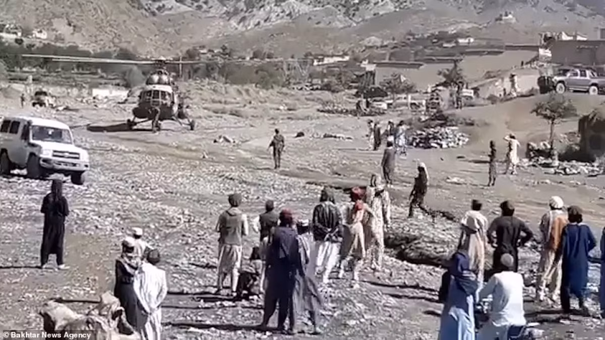 Người dân Afghanistnan thẫn thờ nhìn nơi sinh sống biến thành đống đổ nát sau trận động đất tồi tệ.