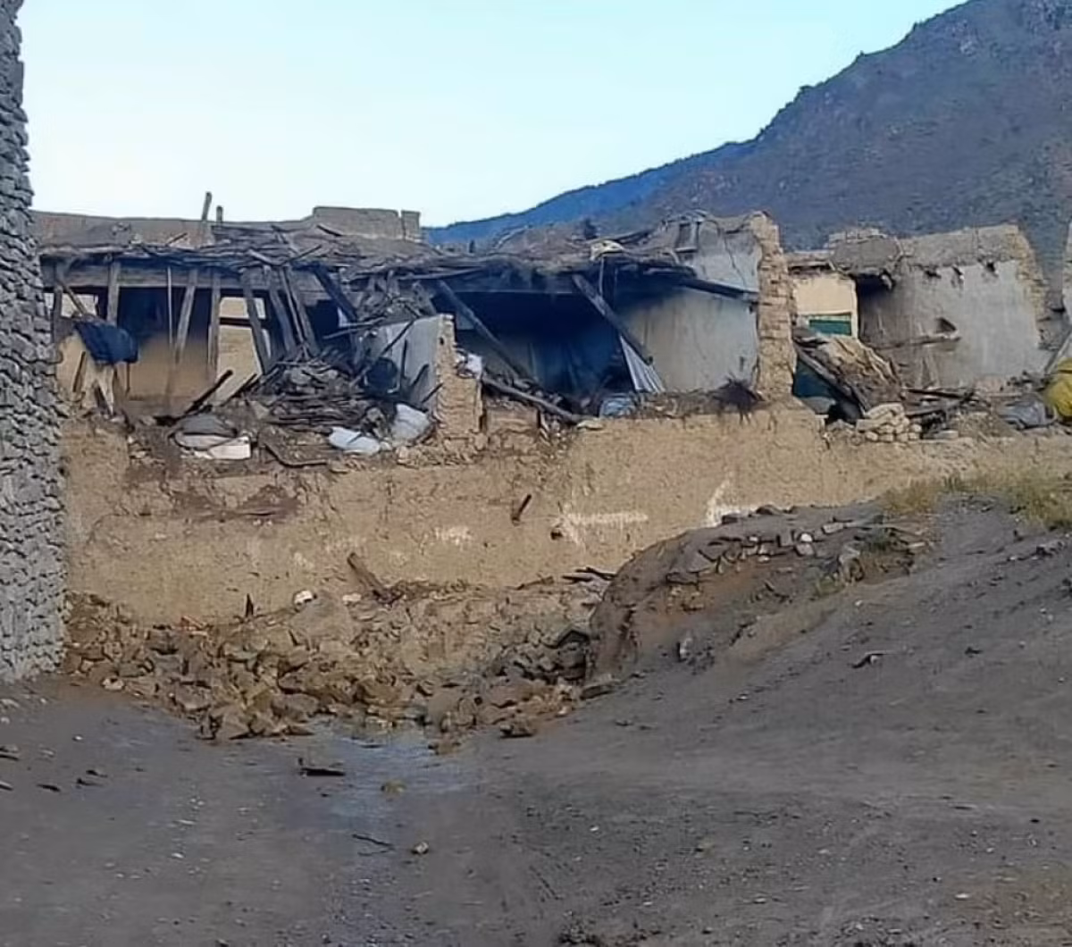 Afghanistan thường xuyên xảy ra động đất, đặc biệt là ở dãy núi Hindu Kush, nằm gần điểm giao nhau của mảng kiến tạo Á-Âu và Ấn Độ.