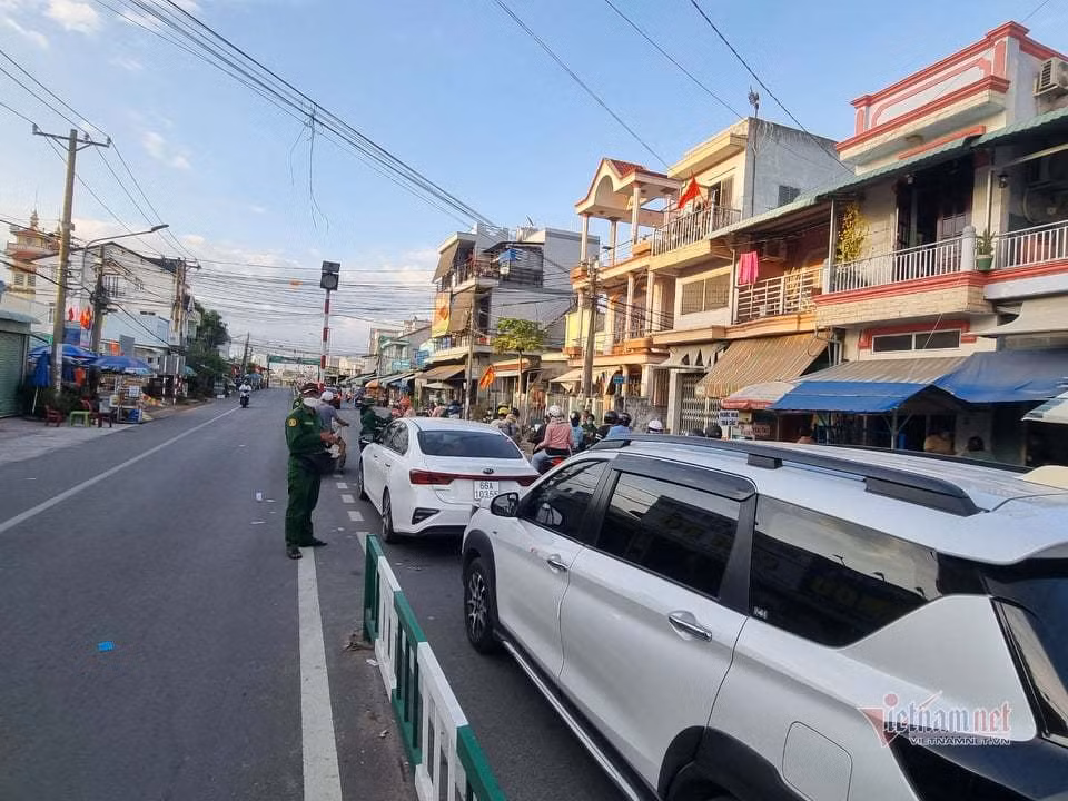 Nguoi dan un un tro lai TP.HCM, pha Cat Lai qua tai-Hinh-6