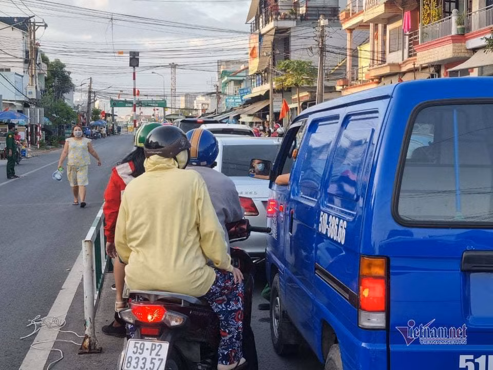 Nguoi dan un un tro lai TP.HCM, pha Cat Lai qua tai-Hinh-3