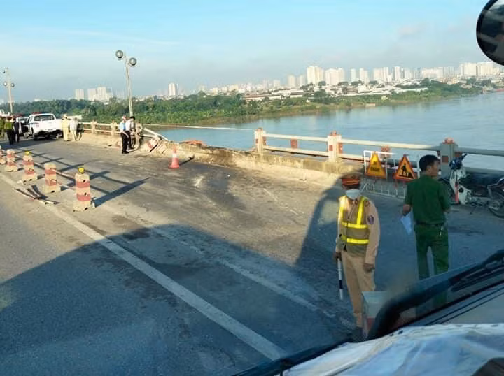 Xe đầu kéo húc đổ lan can cầu Thanh Trì rơi xuống sông Hồng - Hình 2 Xe dau keo huc do lan can cau Thanh Tri roi xuong song Hong-Hinh-2