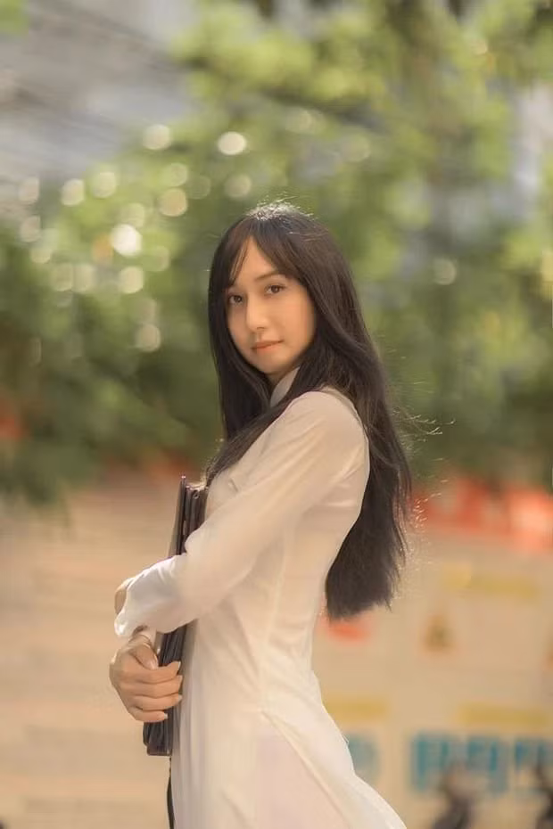 Mỹ nhân chuyển giới Vbiz trong tà áo dài trắng - Hình 7 My nhan chuyen gioi Vbiz trong ta ao dai trang-Hinh-7