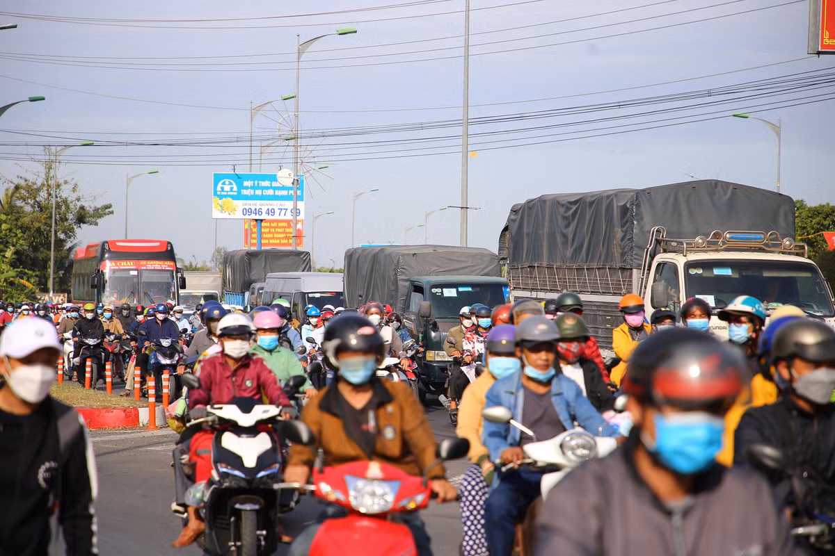 Theo ghi nhận của phóng viên vào sáng nay, hàng ngàn phương tiện nối đuôi nhau thành hàng dài nhiều km, di chuyển rất chậm trên quốc lộ 1 (đoạn qua địa bàn thị xã Bình Minh, tỉnh Vĩnh Long), hướng từ miền Tây đi TPHCM.