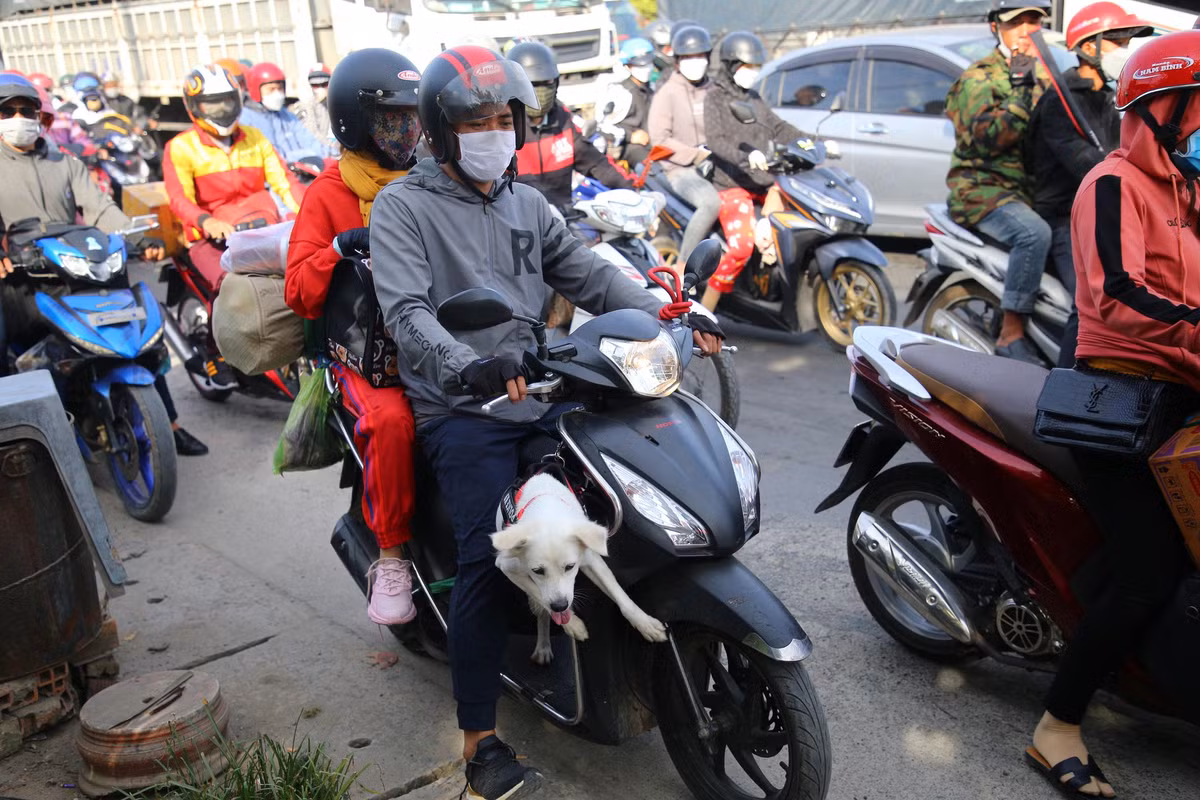 Người dân mang đồ đạc lỉnh kỉnh rời quê lên TPHCM.