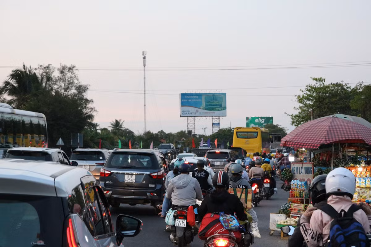 Thượng tá Nguyễn Văn Dũng - Trưởng Phòng CSGT, Công an tỉnh Tiền Giang cho biết, sáng nay đoạn từ cầu Mỹ Thuận đến ngã 3 An Thái Trung xảy ra ùn xe kéo dài. Đơn vị đã bố trí lực lượng làm nhiệm vụ, túc trực xuyên suốt tại nút giao ngã 3 An Thái Trung, các cây cầu hẹp trên quốc lộ 1,… để điều tiết, phân luồng. Hiện, các phương tiện di chuyển bình thường trở lại. Ảnh: Nhật Huy.