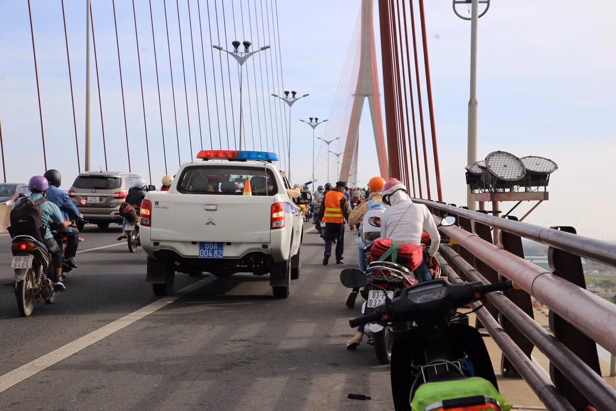 Nhiều người dừng nghỉ trên Cần Thơ tiềm ẩn nguy cơ tai nạn giao thông. Lực lượng CSGT phải thường xuyên nhắc nhở.