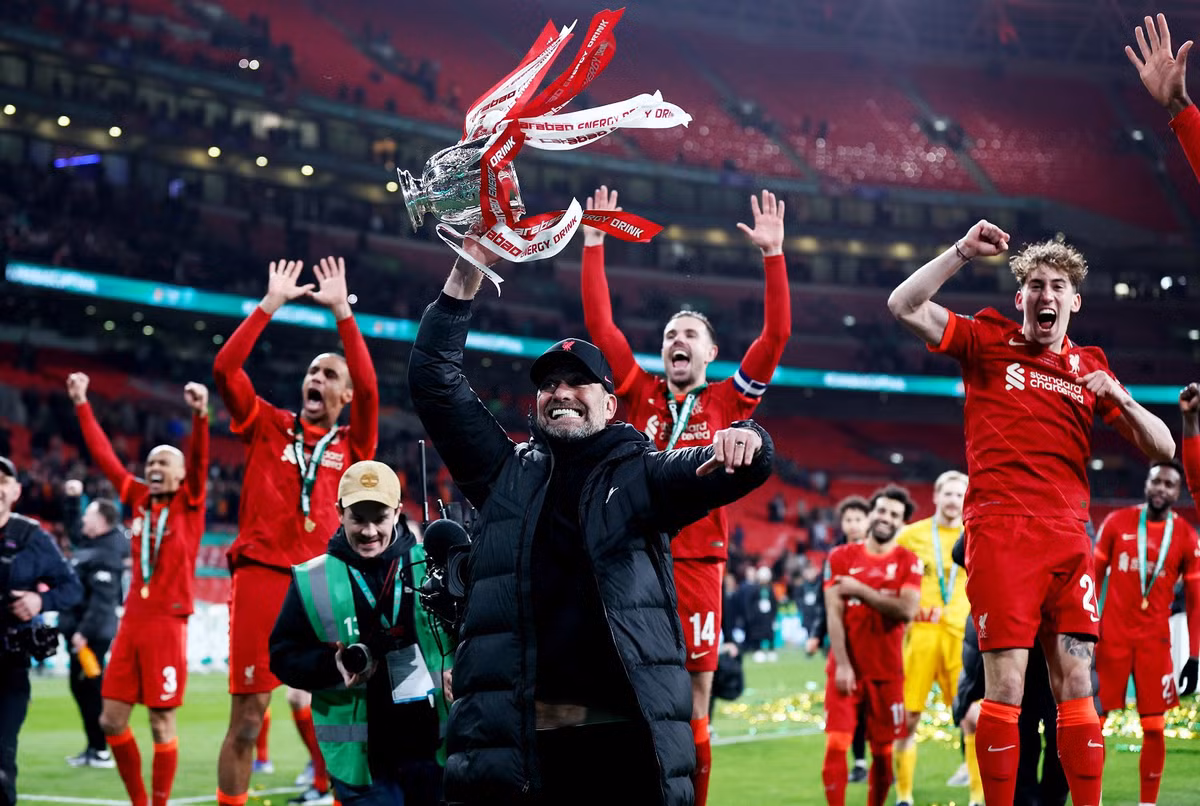 HLV Klopp vẫn là đối thủ khiến Thomas Tuchel phải e ngại. Trong 18 lần đối đầu, Klopp thắng đồng hương 10 lần, hòa 5 và chỉ thua 3. Đây là danh hiệu thứ 5 của nhà cầm quân người Đức cùng Liverpool, sau Premier League, Champions League, FIFA Club World Cup và UEFA Super Cup.