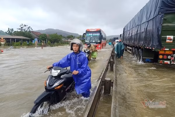 Du bao thoi tiet 28/9: Bao so 4 do bo, mien Trung mua xoi xa