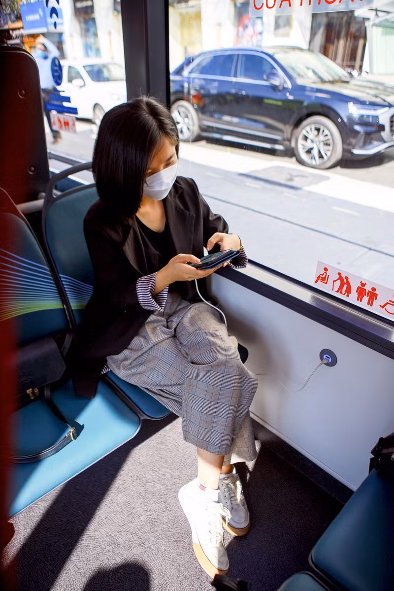 Xe có wifi miễn phí, cổng sạc USB tiện nghi cho người dùng.