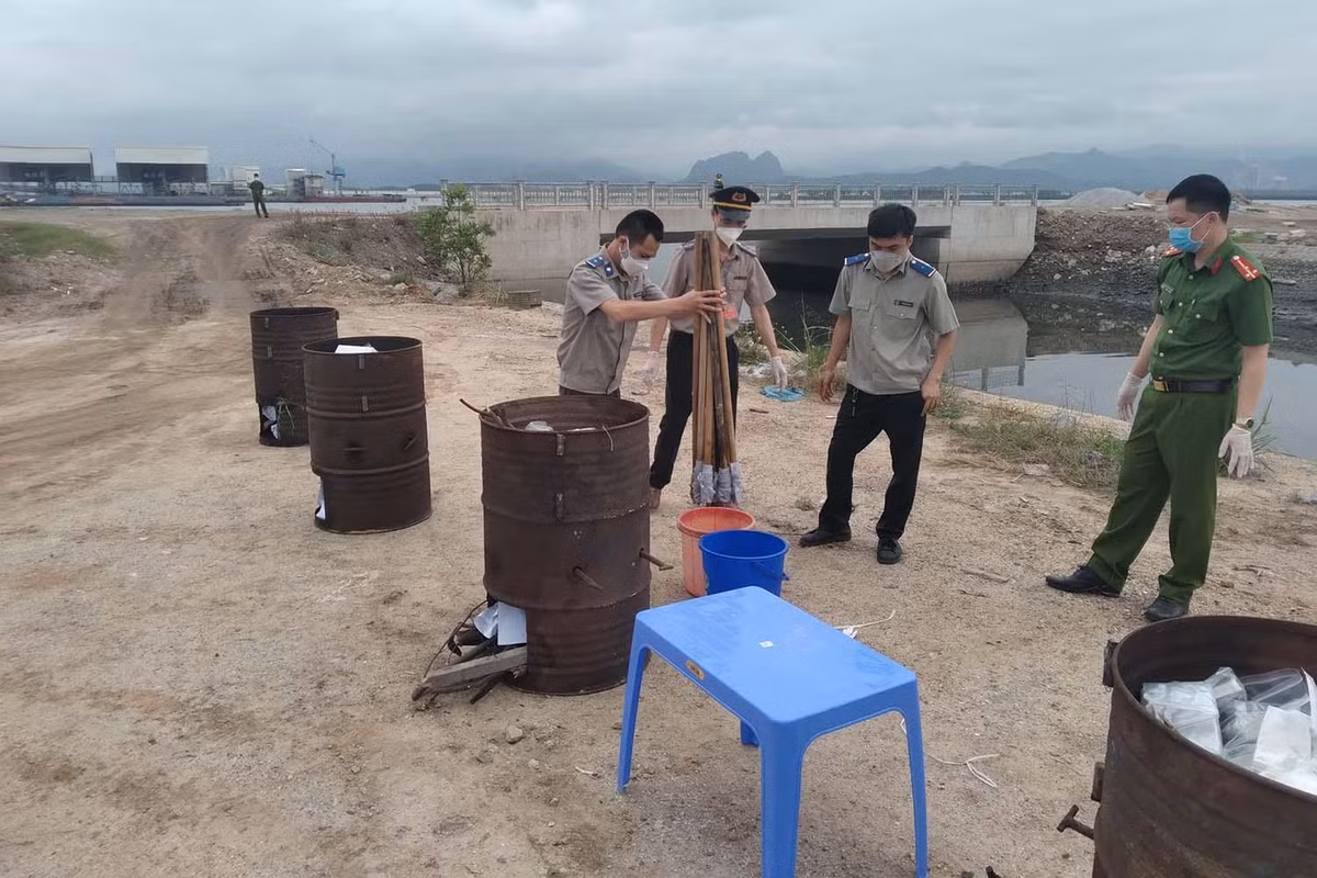 Quảng Ninh tiêu huỷ 70 bánh heroin bằng phương pháp đốt cháy - Hình 2 Quang Ninh tieu huy 70 banh heroin bang phuong phap dot chay-Hinh-2