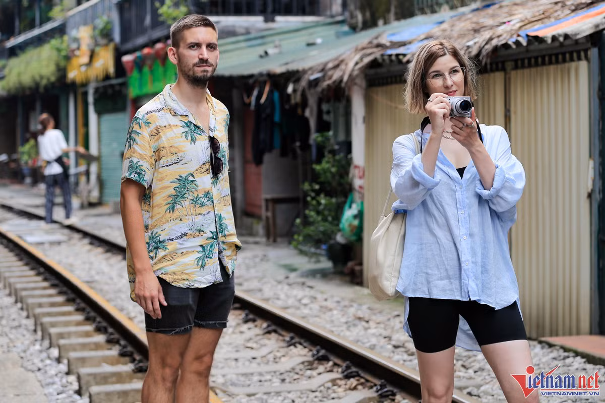 Anh Balazs và chị Zsofi là giáo viên dạy tiếng Anh. “Sống ở Hà Nội được một thời gian rồi nhưng đây mới là lần đầu chúng tôi đến cà phê đường tàu. Thật sự nơi này rất khác so với những gì tôi tưởng tượng trước đó”, Balazs nói.