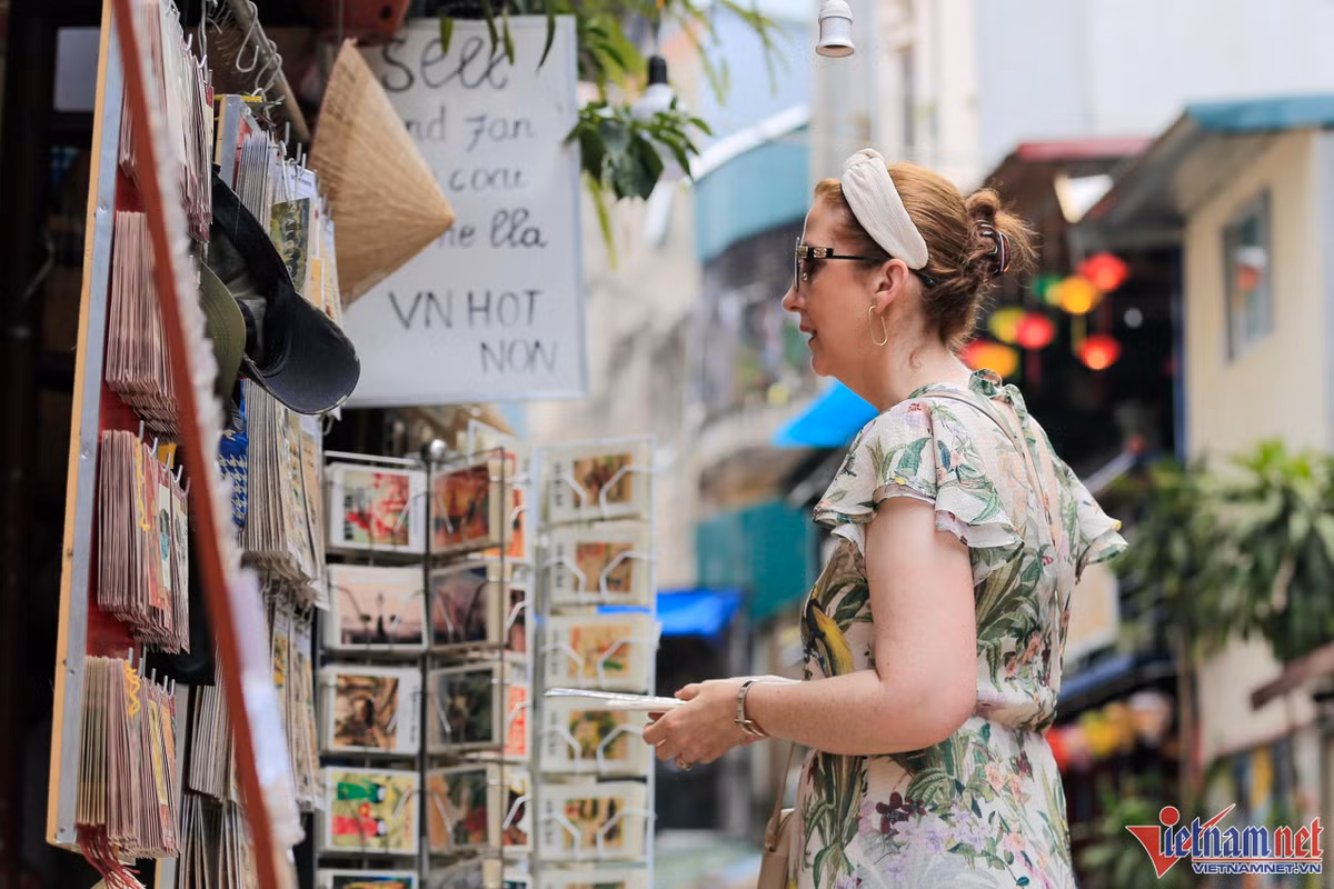 Những tấm thiệp in hình các địa điểm nổi tiếng tại Việt Nam thu hút nhiều khách nước ngoài. Sau ít phút lựa chọn, nữ du khách này đã mua 3 tấm với giá 100.000 đồng.