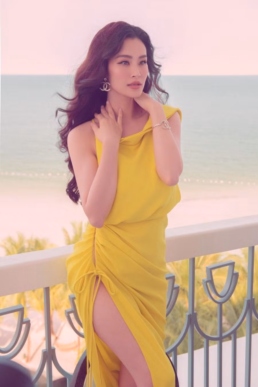 Đông Nhi mê mẩn váy áo xẻ tà quyến rũ từ thảm đỏ tới tiệc cưới - Hình 6 Dong Nhi me man vay ao xe ta quyen ru tu tham do toi tiec cuoi-Hinh-6