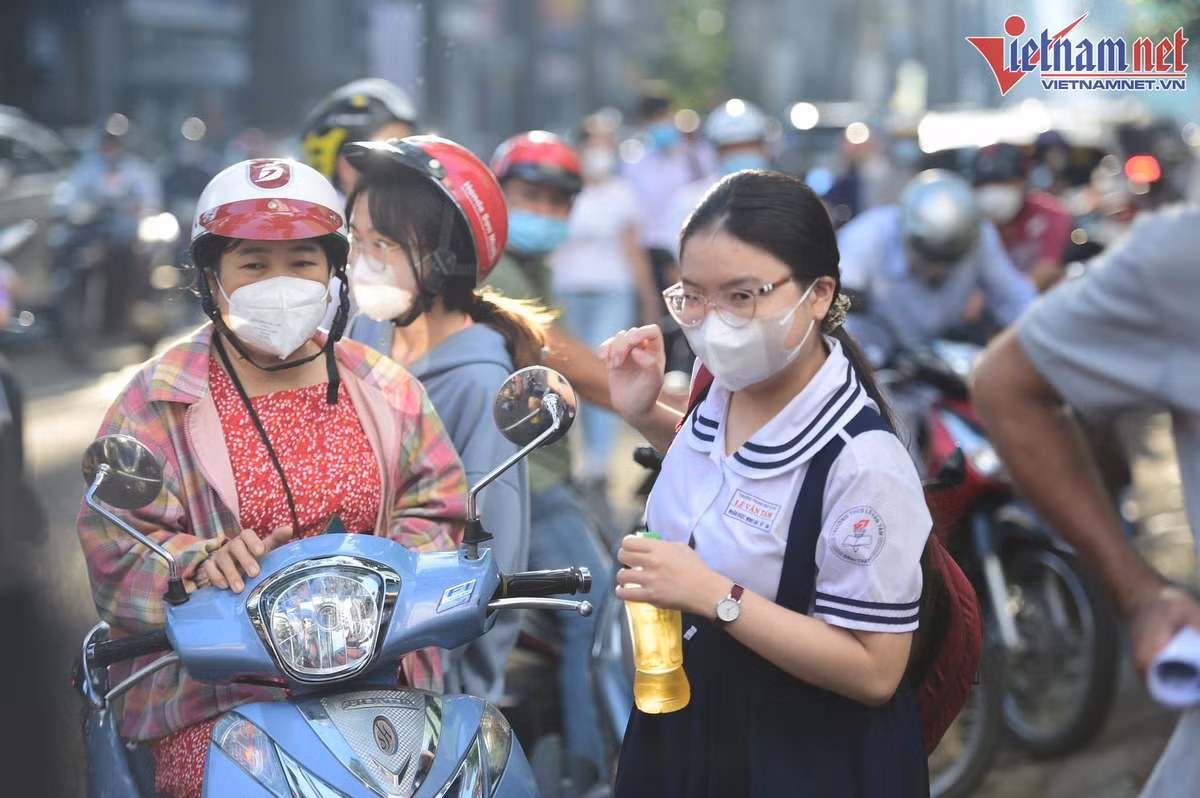 Hơn 94.000 thí sinh ở TP.HCM thi vào lớp 10 ngày đầu tiên - Hình 2 Hon 94.000 thi sinh o TP.HCM thi vao lop 10 ngay dau tien-Hinh-2