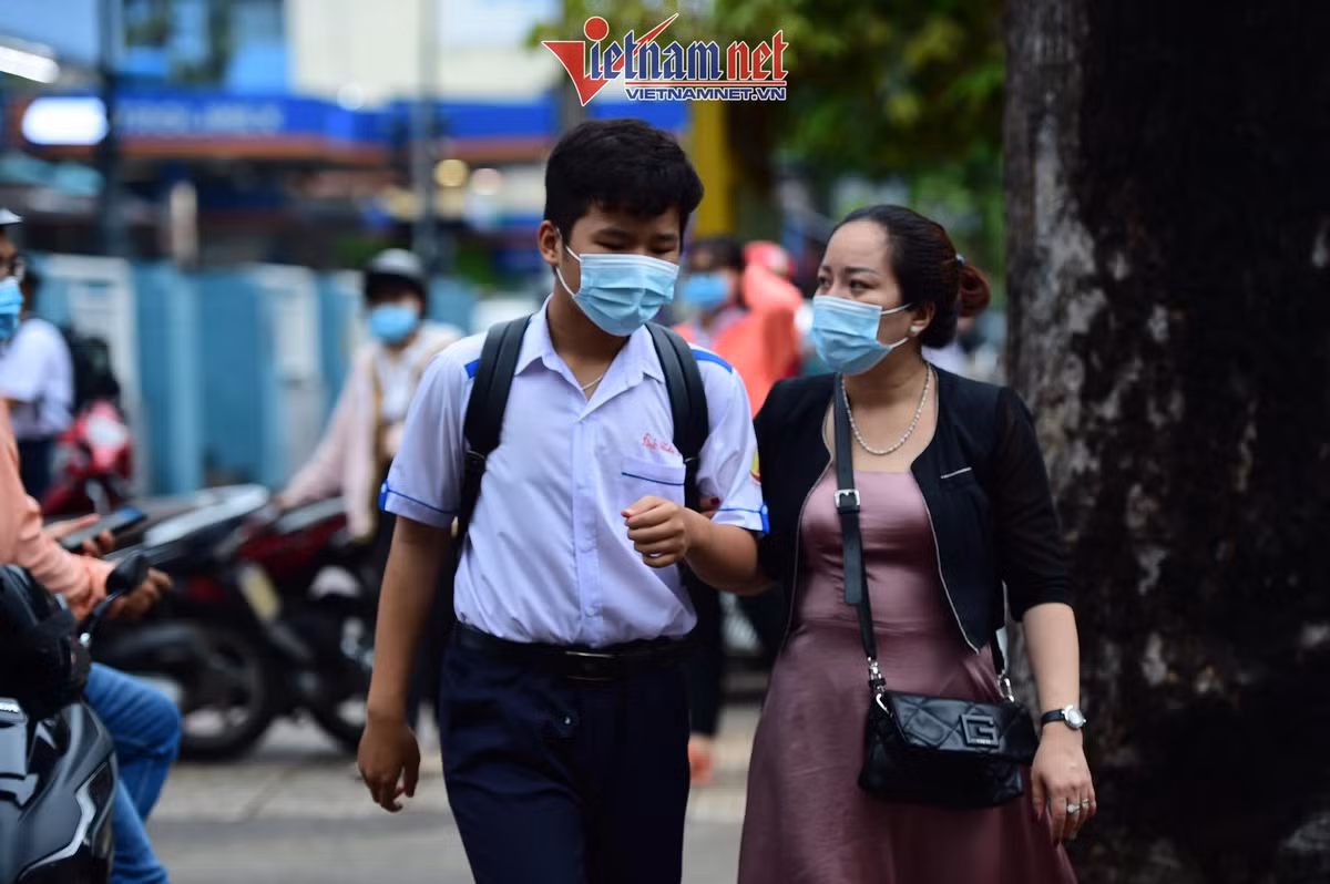 Hơn 94.000 thí sinh ở TP.HCM thi vào lớp 10 ngày đầu tiên - Hình 3 Hon 94.000 thi sinh o TP.HCM thi vao lop 10 ngay dau tien-Hinh-3