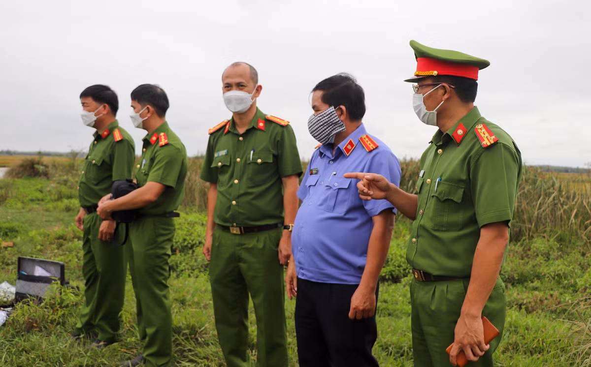 Có mặt tại hiện trường, đại tá Nguyễn Hà Lai, Thủ trưởng Cơ quan Cảnh sát điều tra, Phó giám đốc Công an tỉnh Quảng Nam (ngoài cùng bên phải), chỉ đạo Phòng Cảnh sát Hình sự phối hợp với các đơn vị nghiệp vụ điều tra vụ án. "Chúng tôi vẫn chưa xác định được nguyên nhân tử vong của nạn nhân. Cảnh sát đang tích cực điều tra", đại tá Lai nói.