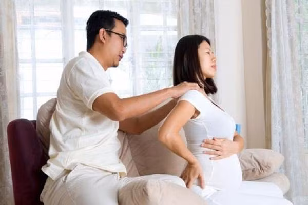 Sau khi vao phong sinh voi vo, chong dua quyet dinh ca nha ngac nhien