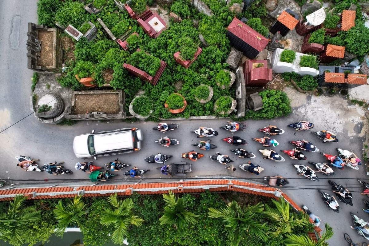 Nguoi Ha Noi ngan ngam vi nha cua sat vach nghia trang