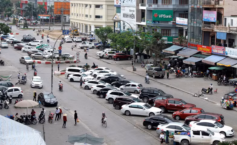 Dan tinh ngheo mua o to nhieu: Nguoi ta di xe sang, minh cung sam mot chiec-Hinh-3