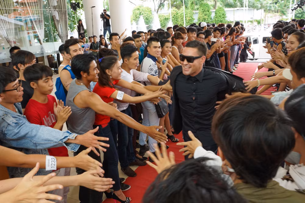 Chuyên gia catwalk Adam thân thiện với thí sinh. Anh chọn vest đen lịch lãm.